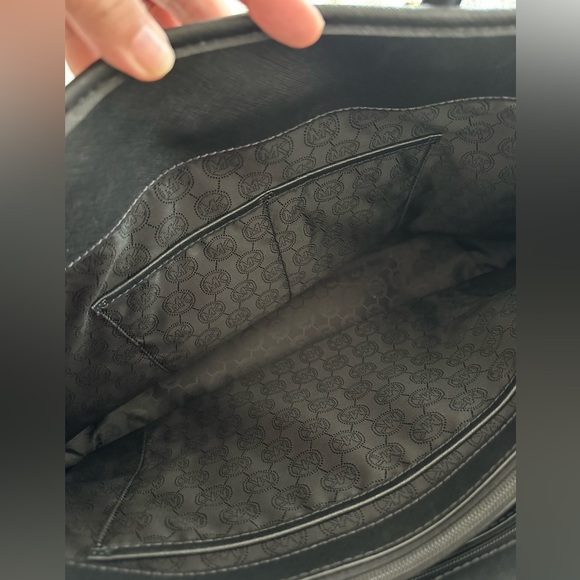 Michael Kors Jet Set Travel Tote - Picture 4 of 14